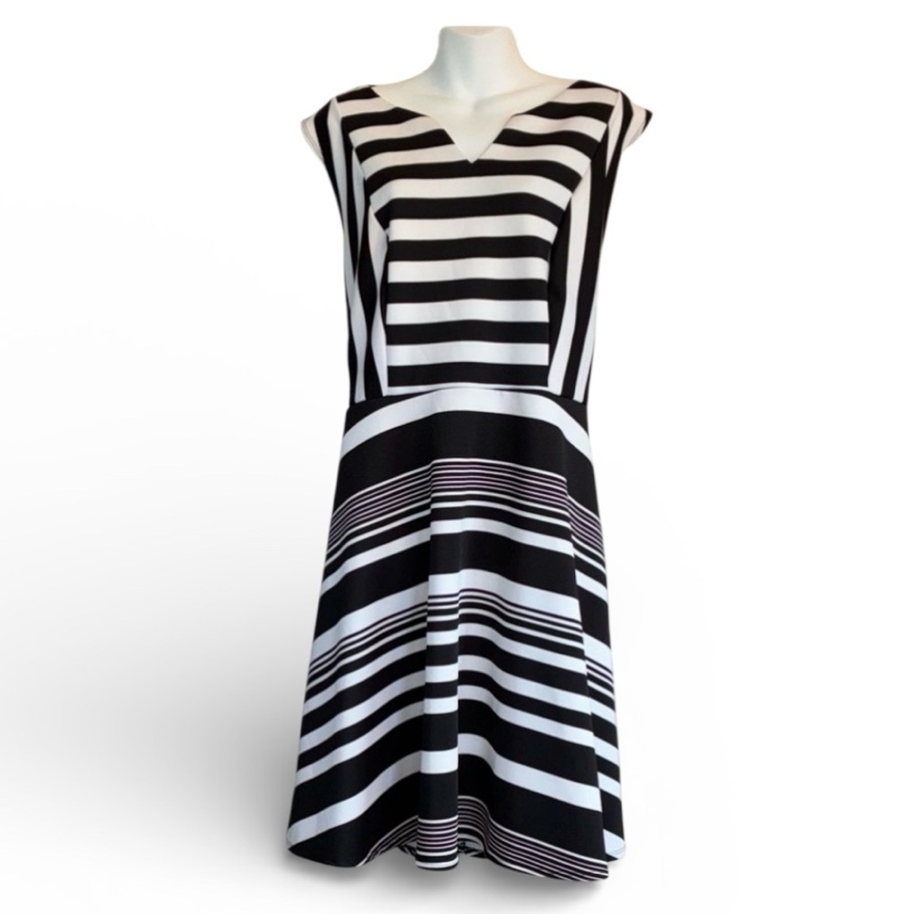 Torrid Dress Women's 4X crisp black & white stripes, full skirt, sleeveless. EUC
